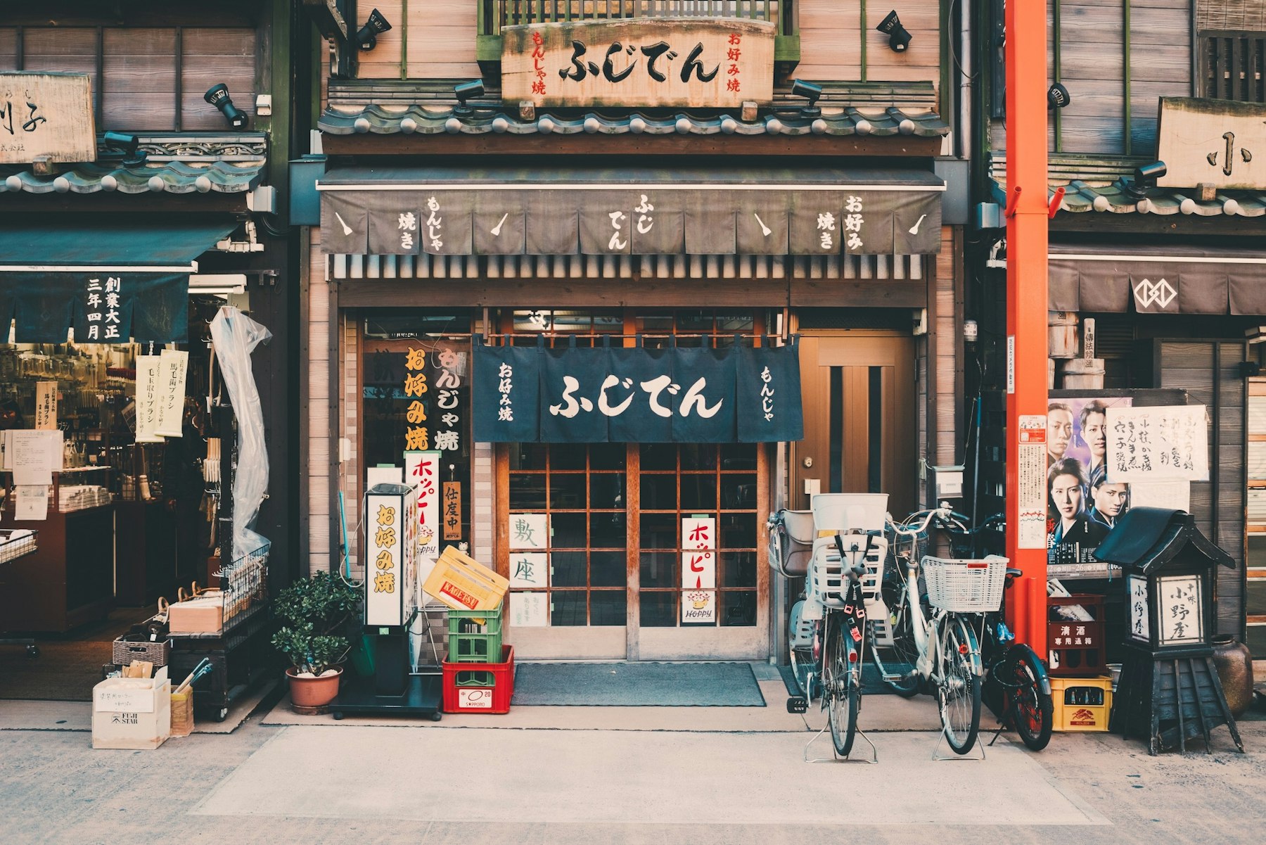 夜の東京の街（所在地のイメージ）。