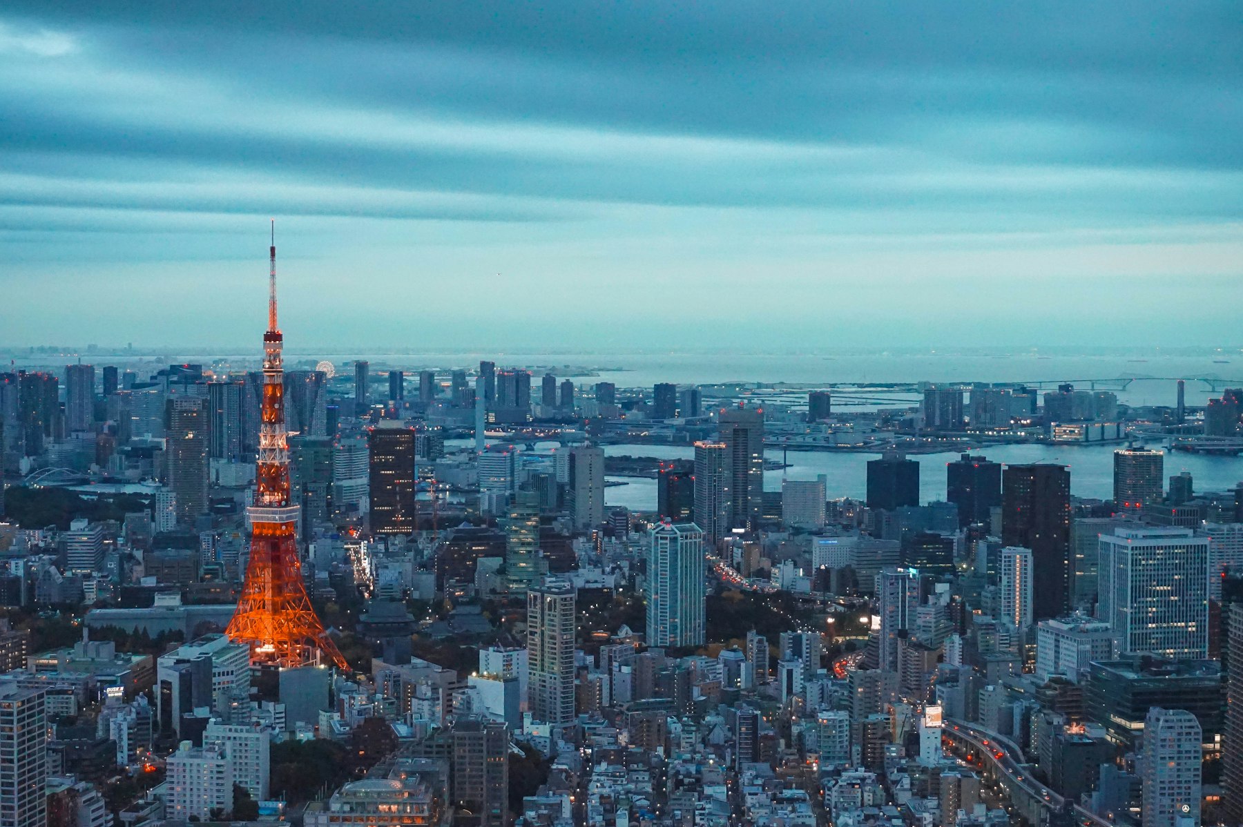 夕暮れの東京の街並み（所在地のイメージ）。